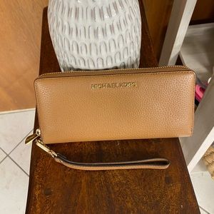 Michael Kors wristlet/wallet light brown